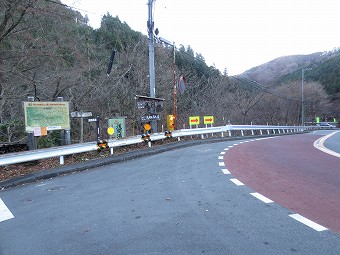 「浅間尾根登山口」バス通り