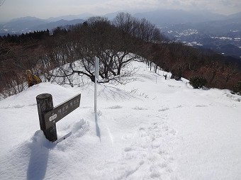 景信山へ