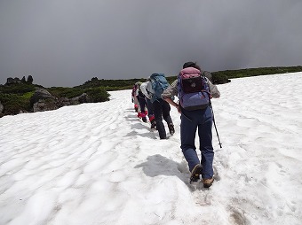 残雪の急登