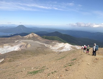 雄阿寒岳見つつ