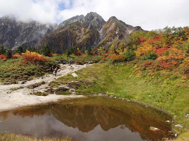 西遠見池に映る五竜岳