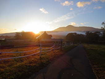 瑪瑙山の左から日の出