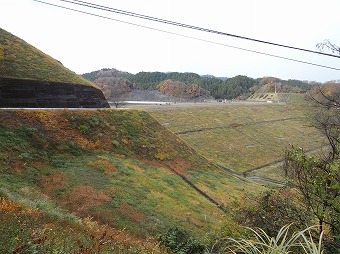 城山湖　堰堤へ