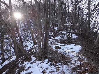 まだら雪と岩の急登