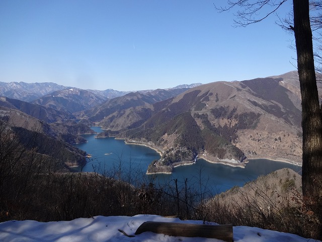 サス沢山から眺める奥多摩湖