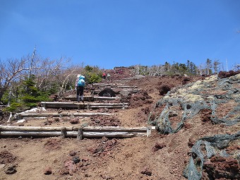 男体山山頂へ