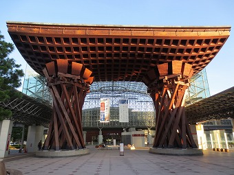 金沢駅　「鼓門」