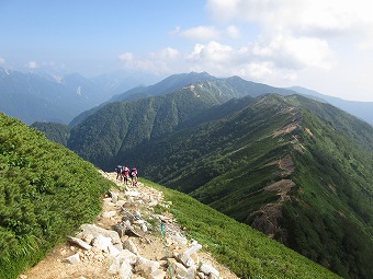 振り返る燕岳