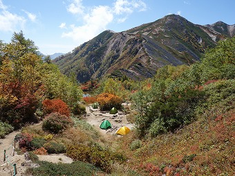 三ツ岳とテント場