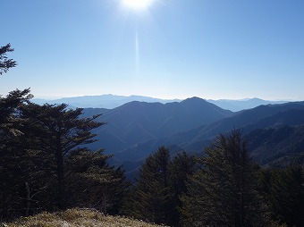 雁ヶ腹摺山と遠くの丹沢山塊