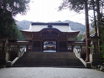 弥彦神社　随神門