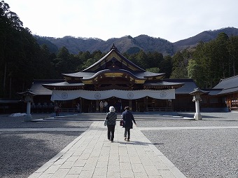 弥彦神社　拝殿