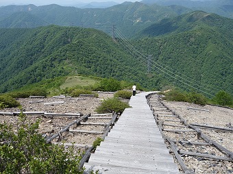 三国山階段道