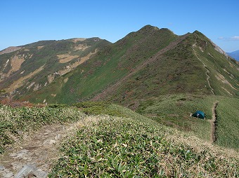 烏帽子二つ　　左奥が朝日岳