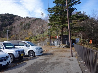 半月山登山口へ