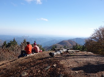 大持山の東肩