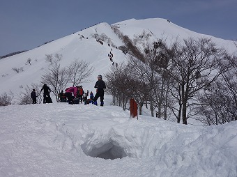 熊穴沢ノ頭避難小屋