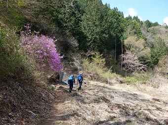 西尾根へ