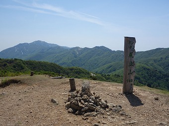 尻立山山頂から金北山方面