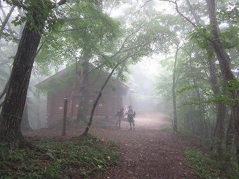 三頭山避難小屋