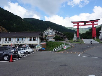 「湯殿山」駐車場