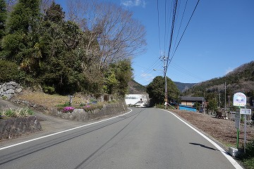 尾続バス停前　要害山登山口