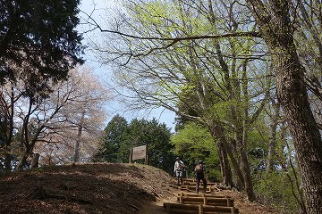 高水山山頂へ