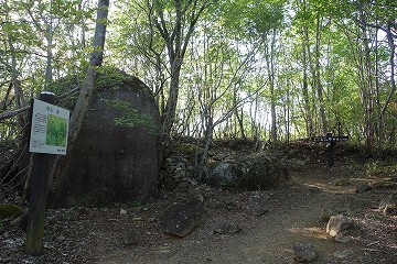 象の鼻分岐に仏石