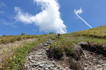 根子岳山頂へ