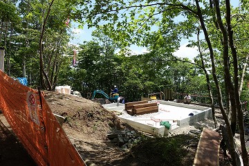 畦ヶ丸避難小屋　　建替え工事中