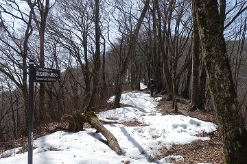 「菰釣山避難小屋まで300ｍ」